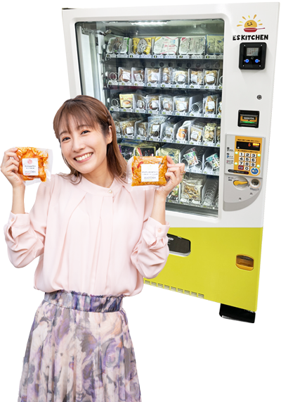 女性と自動販売機